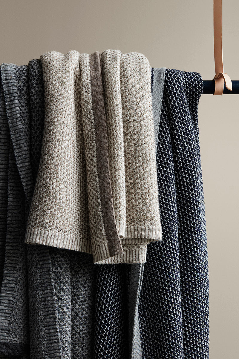 Elvang Denmark Raindrops Decke Throw Royal Blue